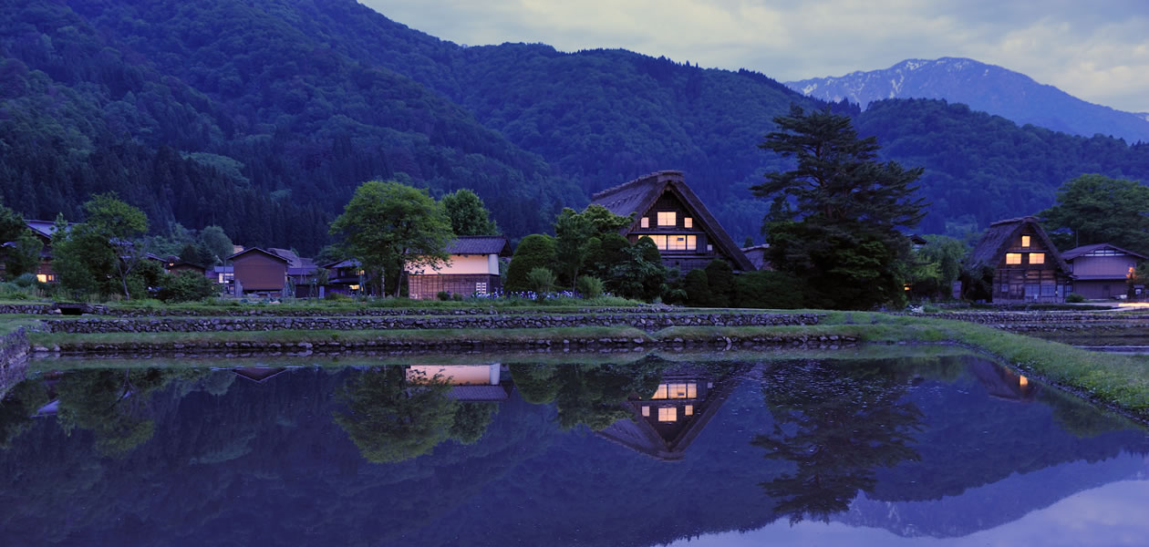  夕暮れに浮かぶ窓明かり