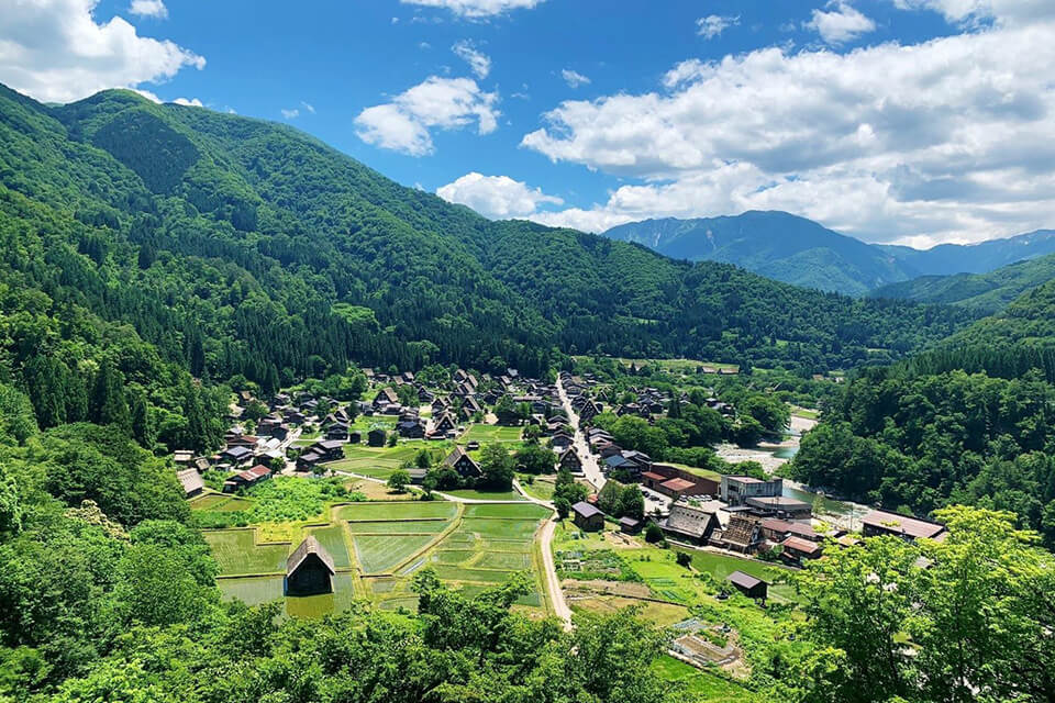 白川郷世界遺産荻町集落展望台からの眺め