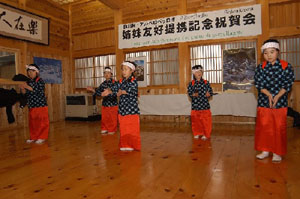 白川小2年生児童による白川民謡の披露の画像