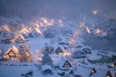 冬の合掌造り集落全景